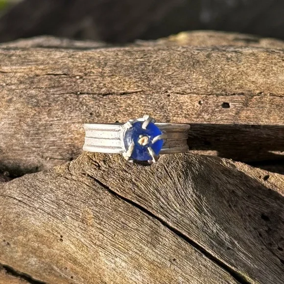 Unique blue sea glass with sand stuck sterling & fine silver thick band crown - Picture 4 of 5